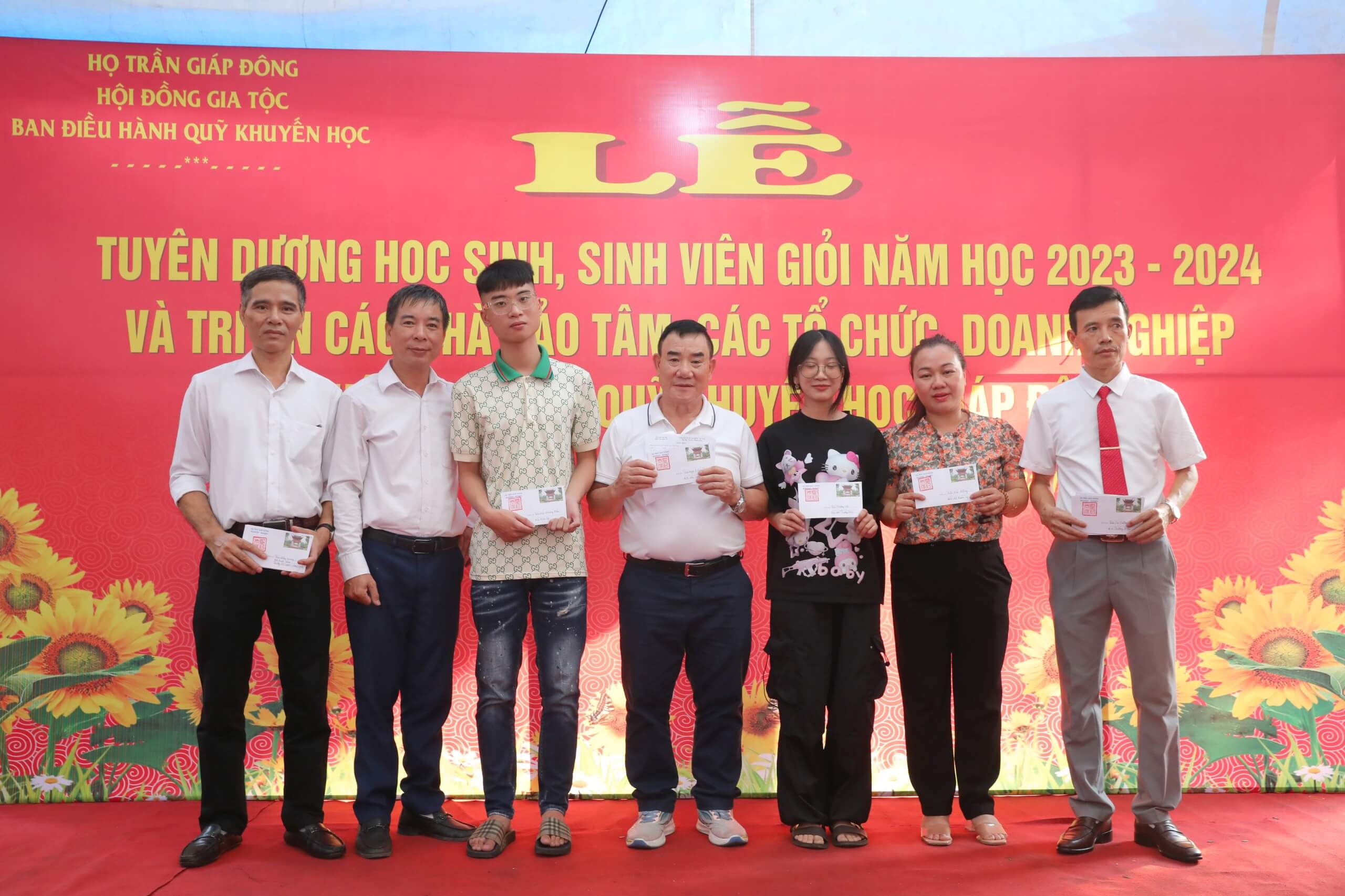 Lễ tuyên dương trao thưởng khuyến học