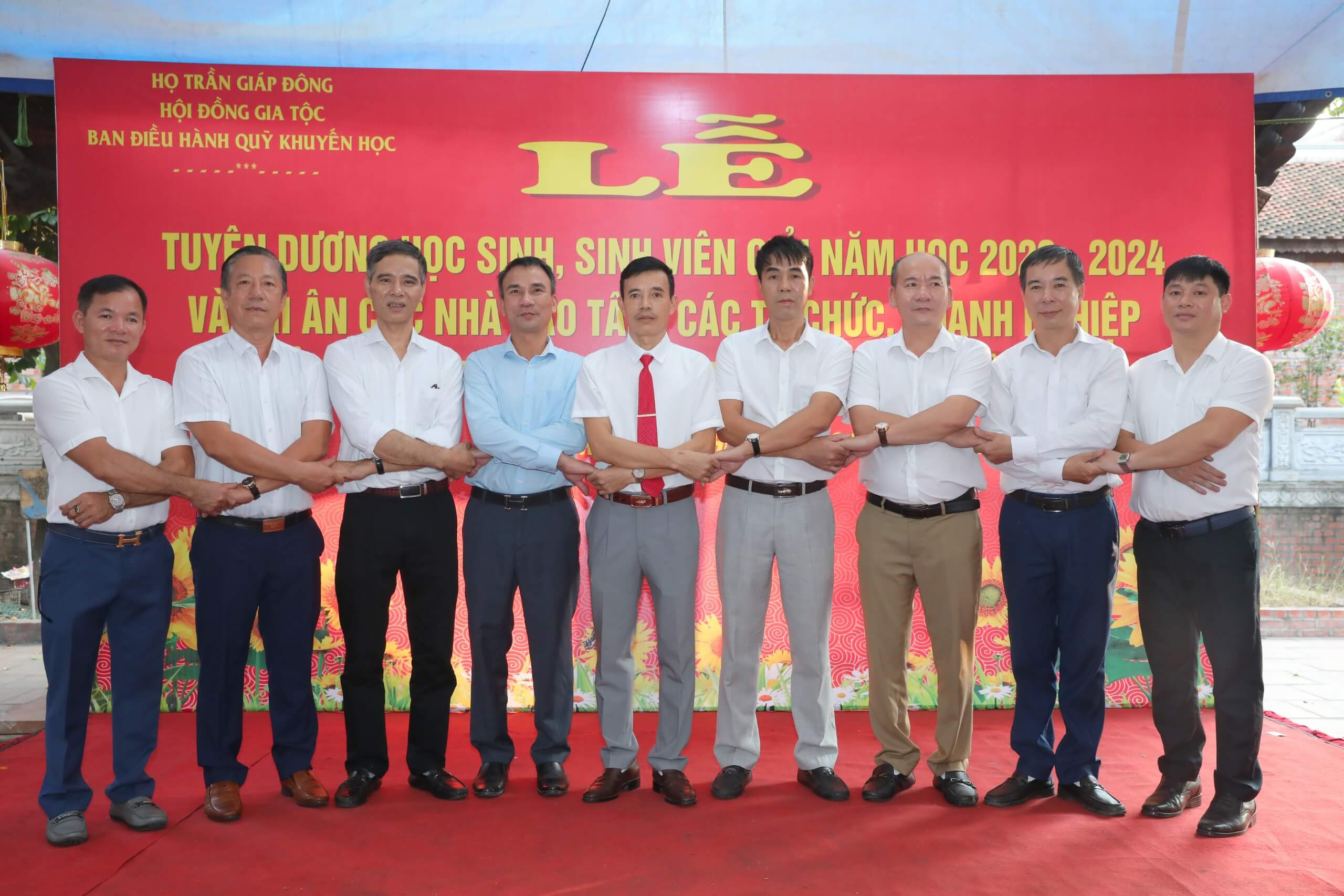 Trao học bổng cho học sinh hiếu học