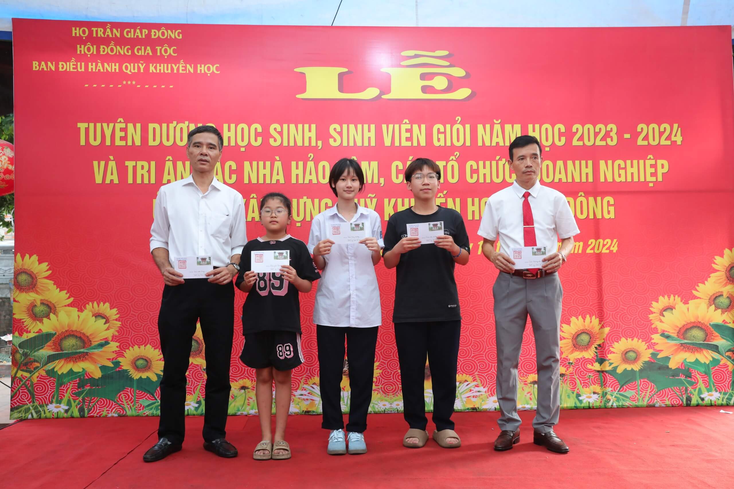 Gặp mặt các thế hệ gia tộc